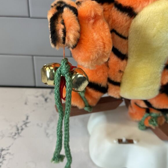 Vtg Telco Disney Pooh Tigger Animated Christmas Motion Skiing Figure Works Video - Picture 8 of 16